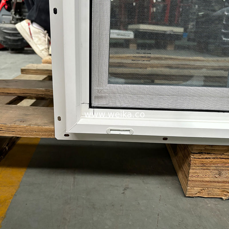 Finestra scorrevole in UPVC a cornice nera e sottile per pareti divisorie di uffici minimalisti