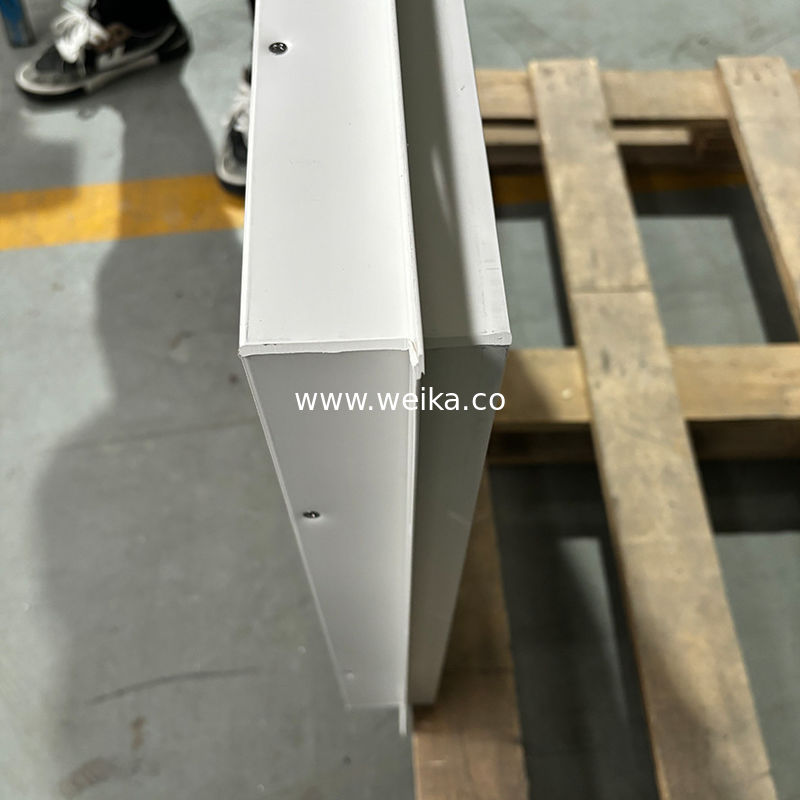 Finestra scorrevole in UPVC a cornice nera e sottile per pareti divisorie di uffici minimalisti