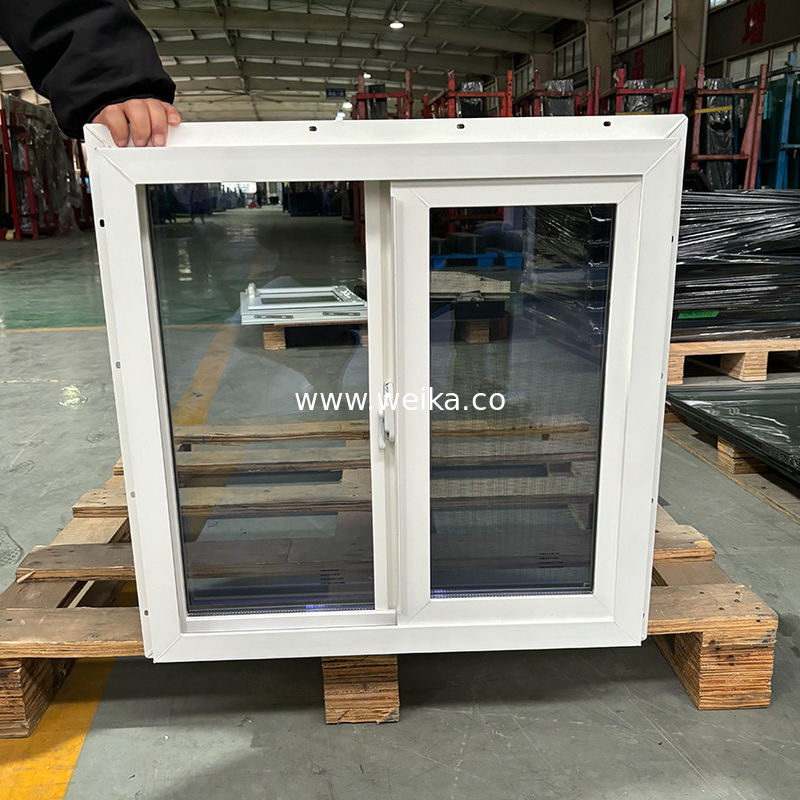 Finestra scorrevole in UPVC a cornice nera e sottile per pareti divisorie di uffici minimalisti